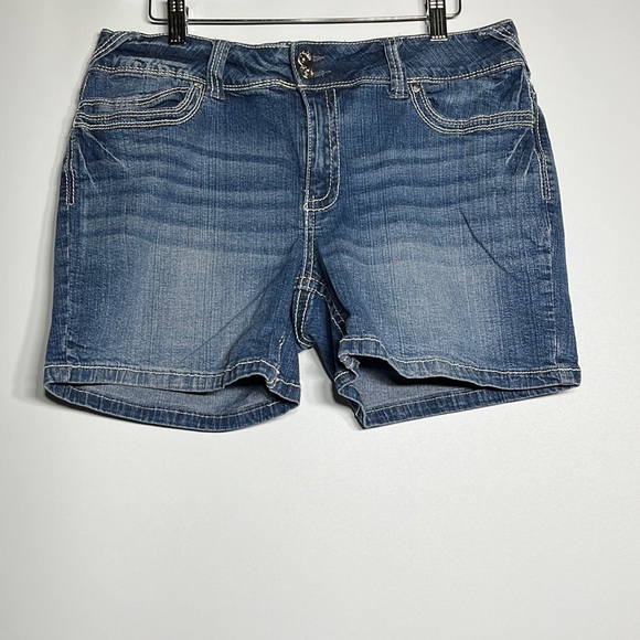 Myth of Jade Blue Jean shorts with five pockets - Picture 1 of 3